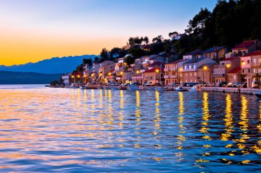 Gün batımında Novigrad Dalmatinski defne görünümü