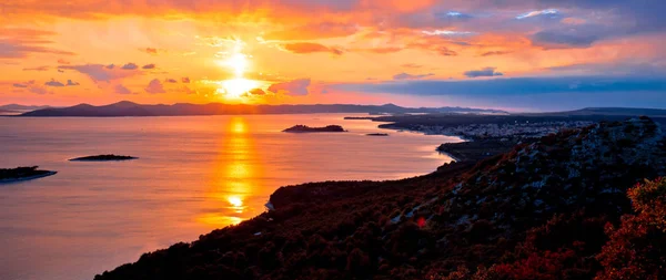 Fantastiska färgglada sunset panorama av Pakostane skärgård — Stockfoto