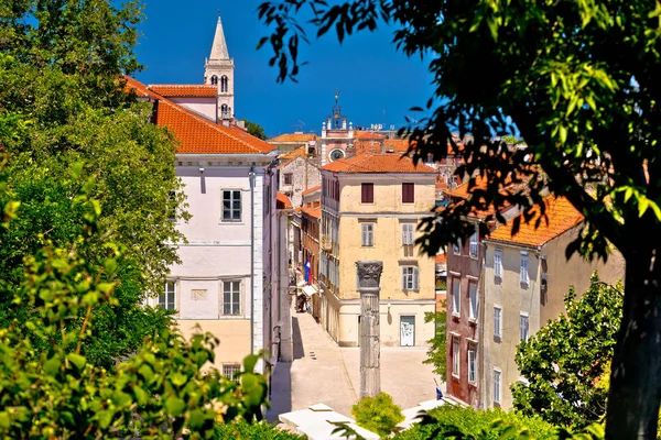 Kalelarga en historische bezienswaardigheden van Zadar bekijken via groene frame — Stockfoto