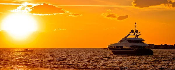 Yachtig on open sea at golden sunset panoramic view — Stock Photo, Image