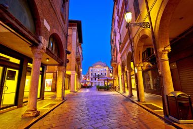 Mantova şehir sokak akşam görünümü
