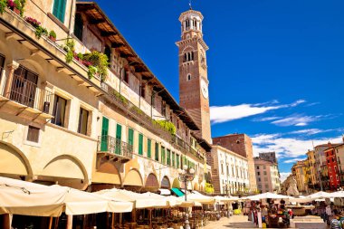 Piazza delle Erbe Verona Sokağı ve Pazar görünümünde, Lamberti