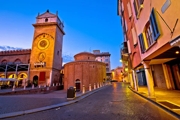 Mantova city Piazza delle Erbe kväll Visa — Stockfoto