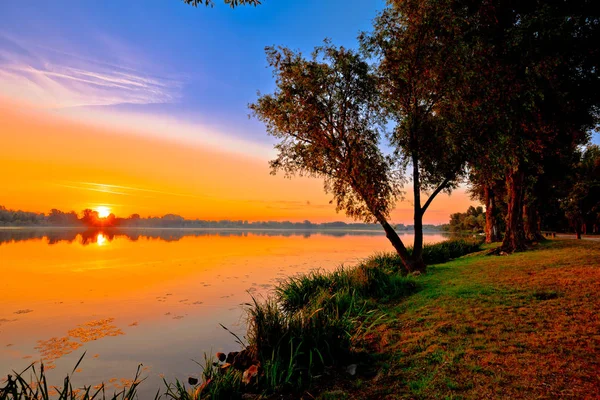 Mantova Gölü Inferiore sabah erken gündoğumu görünümü — Stok fotoğraf