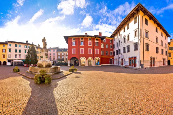 Kasaba Cividale del Friuli renkli İtalyan kare panoramik VI — Stok fotoğraf