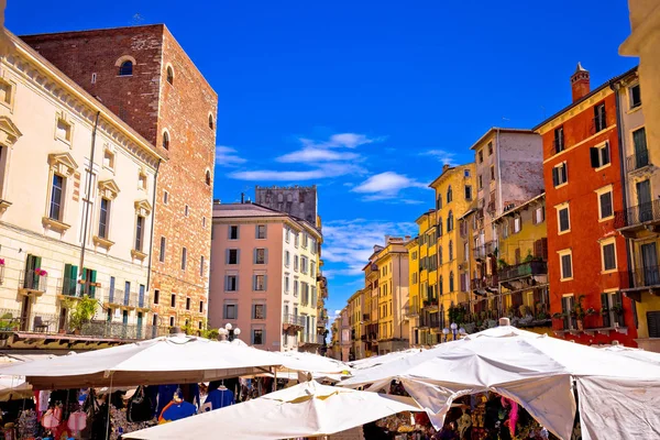 Piazza delle erbe i Verona färgglada arkitekturen och marknaden vie — Stockfoto