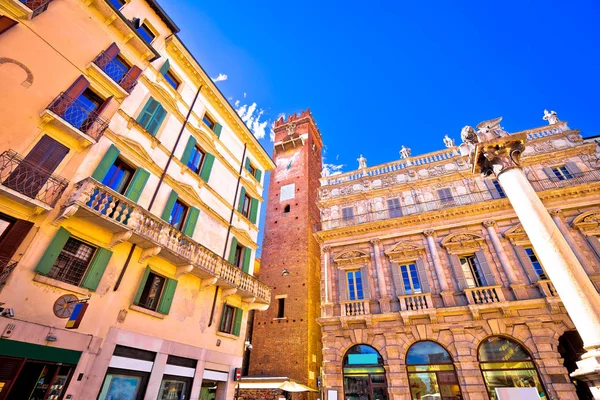 Piazza delle Erbe dans la rue Vérone et vue sur l'architecture — Photo