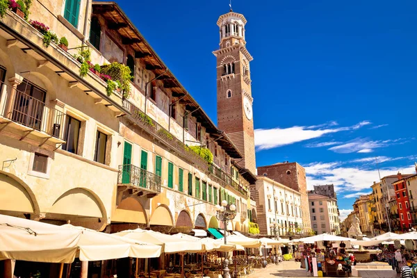 Piazza delle erbe in verona strasse und marktblick mit lamberti — Stockfoto