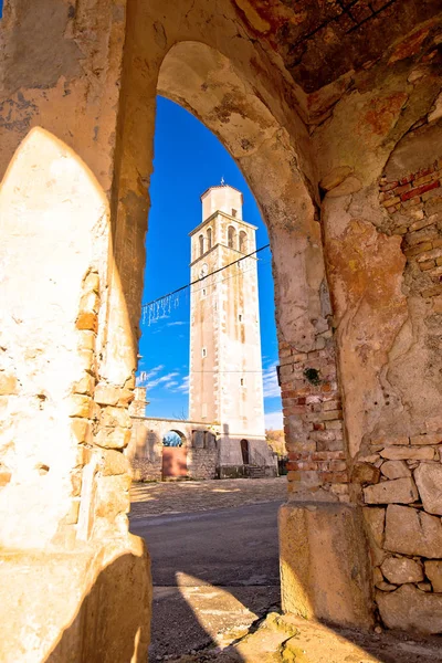 Церковь Визинады через арки — стоковое фото