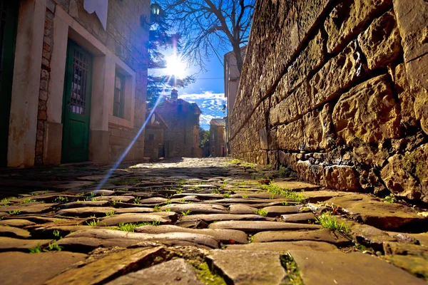 Groznjan calçada rua e arquitetura antiga ao pôr do sol vista — Fotografia de Stock