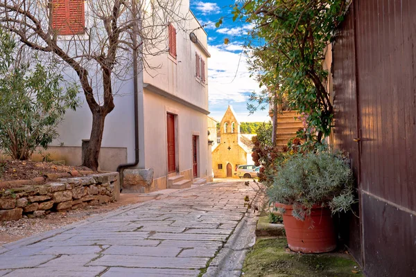 Ville de Visnjan ruelle pavée et vue sur l'église — Photo