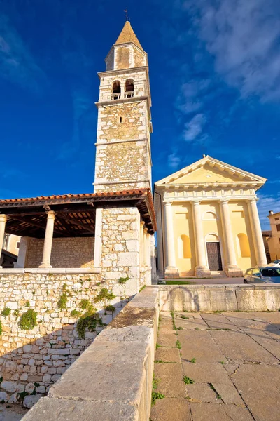 Widok miasta Višnjan starego kamienia i Kościół — Zdjęcie stockowe