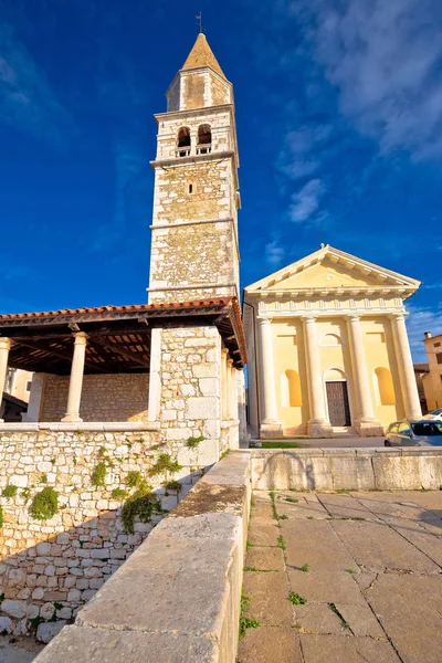 Visnjan şehir eski taş Meydanı ve kilise görünümü — Stok fotoğraf