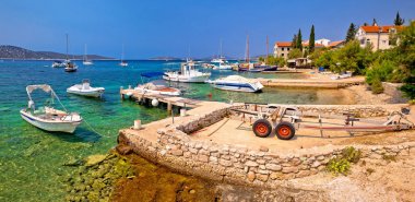 Sahil ve Prvic beach Island panoramik yaz görüntüleyin