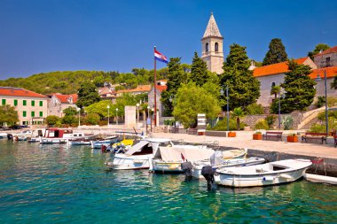 Prvic Luka Adası Köyü su manzaralı