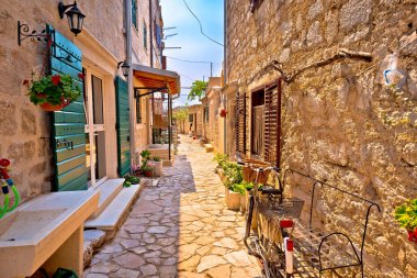 Prvic Adası'nın renkli Akdeniz taş sokak