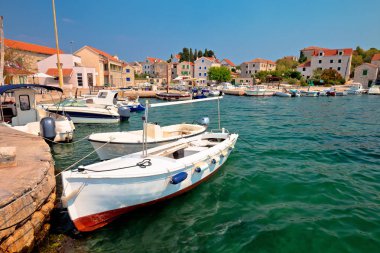 Sepurine Prvic ada turkuaz liman ve waterfront görünümünde