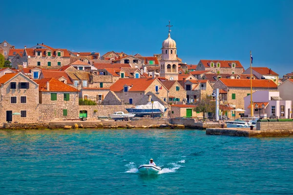 Prvic Sepurine lungomare e vista architettura in pietra — Foto Stock