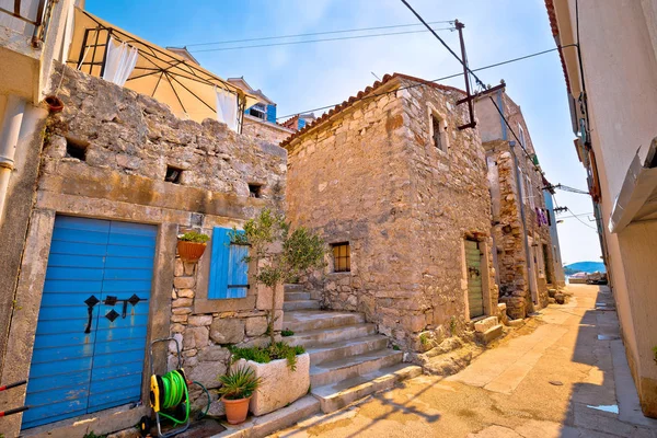 Colorida calle de piedra mediterránea de la isla Prvic — Foto de Stock