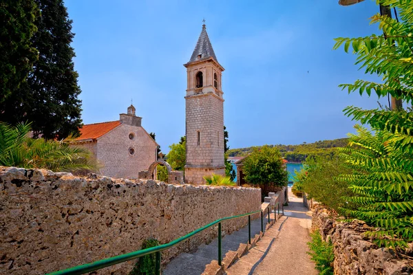 Prvic Luka bykyrkan och waterfront Visa — Stockfoto