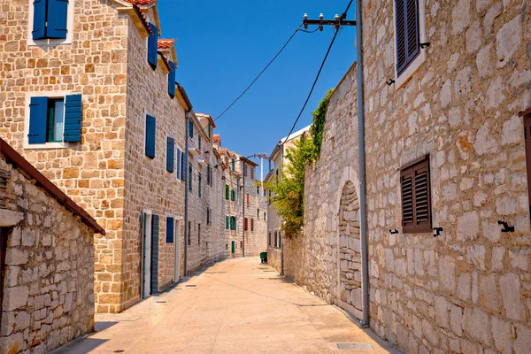 Kleurrijke mediterrane stenen straat van eiland Prvic — Stockfoto