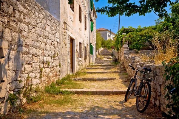 Antigua pasarela de piedra del pueblo mediterráneo en la isla Prvic — Foto de Stock