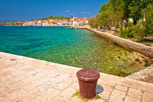 Plage turquoise de Prvic île et ville de Prvic vue Sepurine — Photo