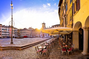 Piazza San Giacomo Udine günbatımı panoramik görünümü