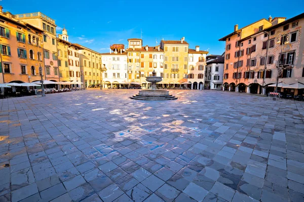 Piazza san giacomo in udine sehenswürdigkeiten blick — Stockfoto