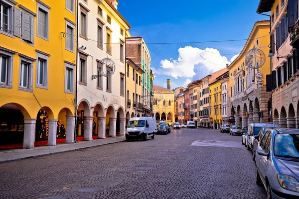 Rua colorida em pontos de referência Udine vista — Fotografia de Stock