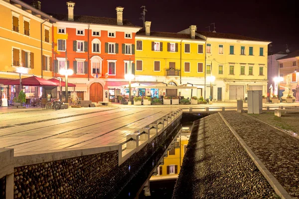 Place centrale de l'architecture colorée dans la ville italienne de Palmanov — Photo