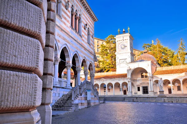 Alte italienische quadratische bögen und architektur in der stadt udine — Stockfoto