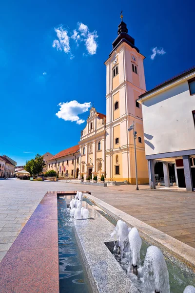 Церковь на площади Каковец и вид на фонтан — стоковое фото