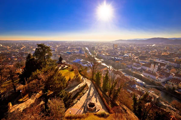 Graz centro de la ciudad y vista aérea del atardecer del río Mur — Foto de Stock