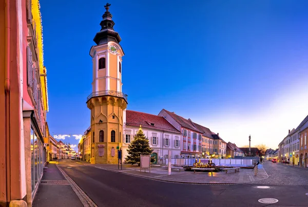 Bad Radkersburg huvudsakliga torget kvällen advent panoramautsikt — Stockfoto