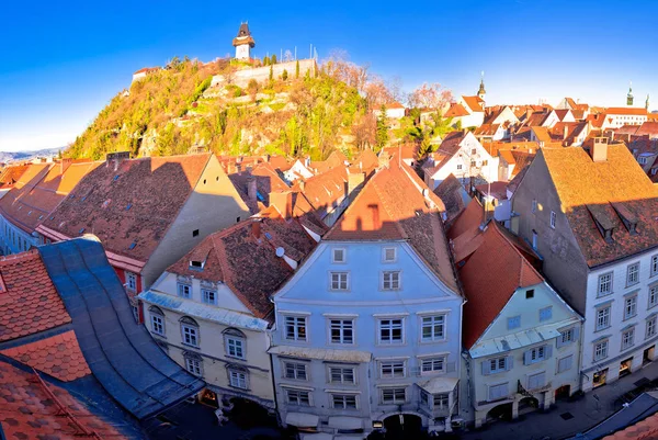 Graz stadsbilden och Schlossberg panoramautsikt — Stockfoto
