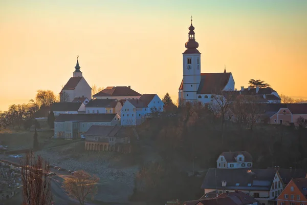 Sis kilise tepe üzerinde Straden Köyü — Stok fotoğraf