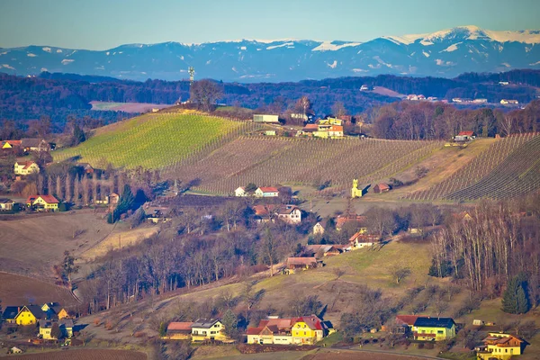 Paisagem rural da região da Estíria com montanha sob neve — Fotografia de Stock