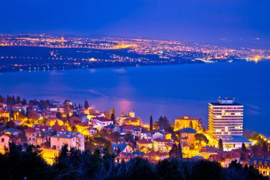 Bay Opatija ve Kvarner panoramik kıyı şeridi görünümü akşam