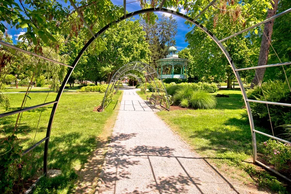 Koprivnica Şehir Parkı geçit ve köşk görünümü — Stok fotoğraf