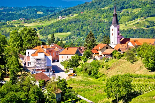 Schilderachtige stad van Klanjec in groene landschapsmening — Stockfoto