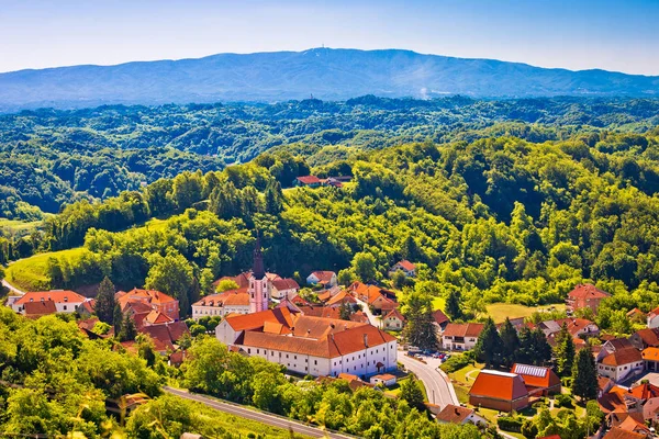 Luchtfoto van de schilderachtige stad van Klanjec en Medvednica berg — Stockfoto