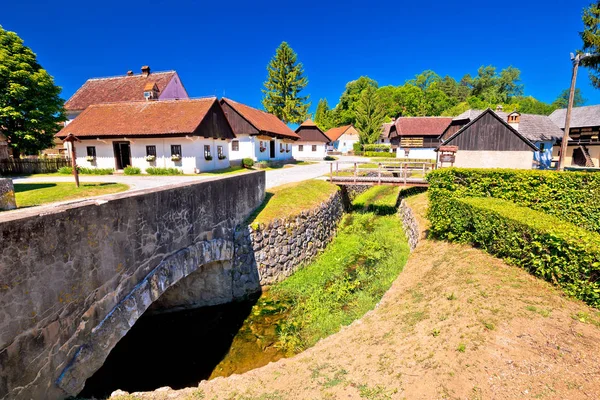 Kumrovec pittoreska byn i Zagorje region i Kroatien — Stockfoto