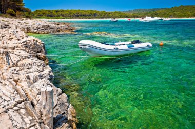 Pastoral kayalık sahil Sakarun ve küçük tekne Dugi Otok Adası