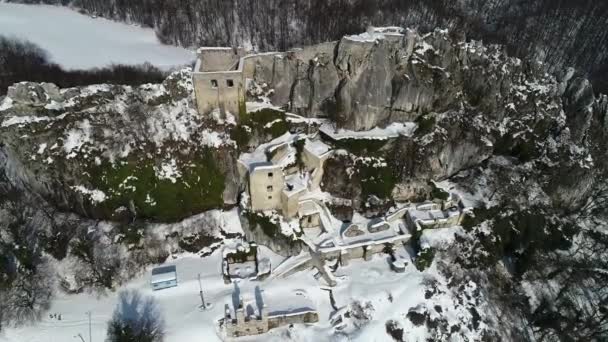 Kalnik Berg Winter Luftaufnahmen, Festung auf der Klippe, Region Prigorje in Kroatien — Stockvideo