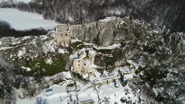 Kalnik Berg Winter Luftaufnahmen, Festung auf der Klippe, Region Prigorje in Kroatien — Stockvideo