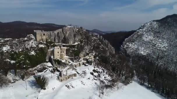 Зимние воздушные съемки горы Калник, крепость на скале, Пригорье, Хорватия — стоковое видео