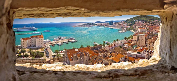 Vista panorámica aérea frente al mar dividida a través de ventana de piedra —  Fotos de Stock