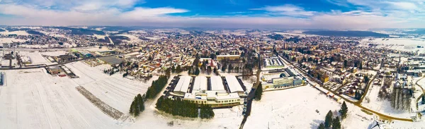 Luchtfoto besneeuwde Winters aanblik van Krizevci — Stockfoto