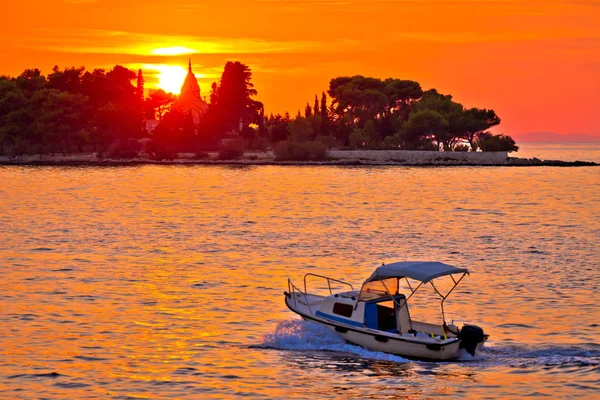 Mausoleo Supetar e piccola barca alla vista del tramonto — Foto Stock